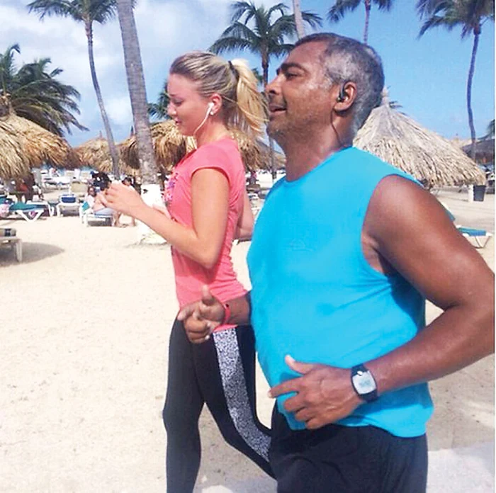 Pentru a se menţine în formă, aleargă umăr la umăr cu ea pe plajă