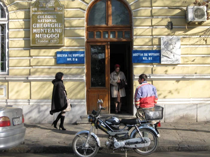 La Liceul "Murgoci" se află, de exemplu, Secţiile 50 şi 51. FOTO: Nicoleta Butnaru