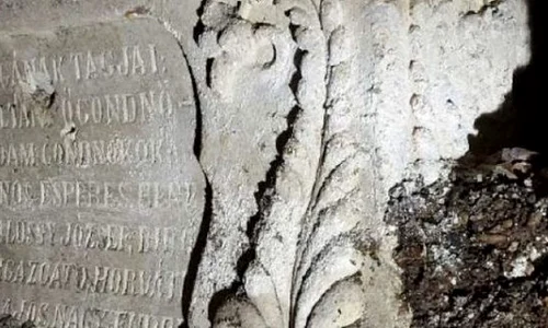 Capsula timpului descoperită în fundaţia Colegiului Reformat din Târgu Mureş  Conţine un tub de metal de cupru cu ziare și planurile vechii şcoli jpeg