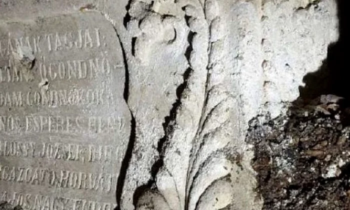 Capsula timpului descoperită în fundaţia Colegiului Reformat din Târgu Mureş  Conţine un tub de metal de cupru cu ziare și planurile vechii şcoli jpeg