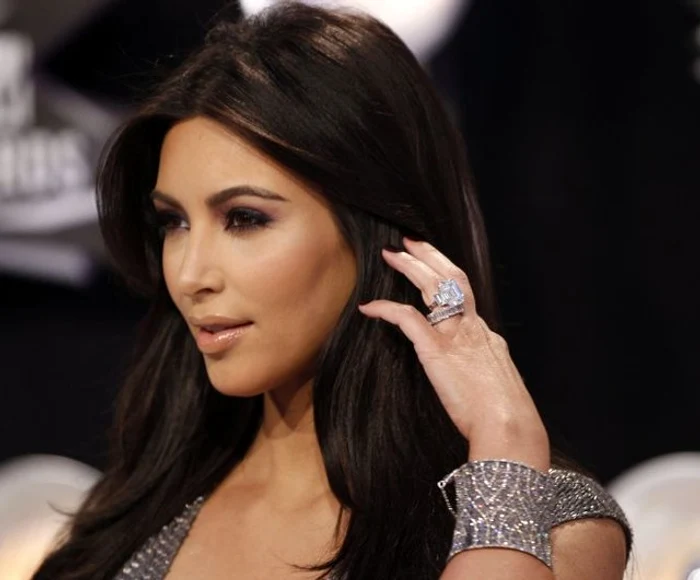 Kim Kardashian obişnuia să se laude cu bijuteriile sale pe site-urile de socialiazare şi pe covorul roşu