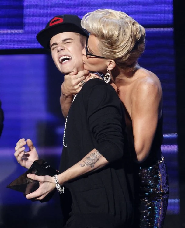 Jenny McCarthy s-a luptat să-l pipăie şi să-l pupe pe Justin Bieber.
