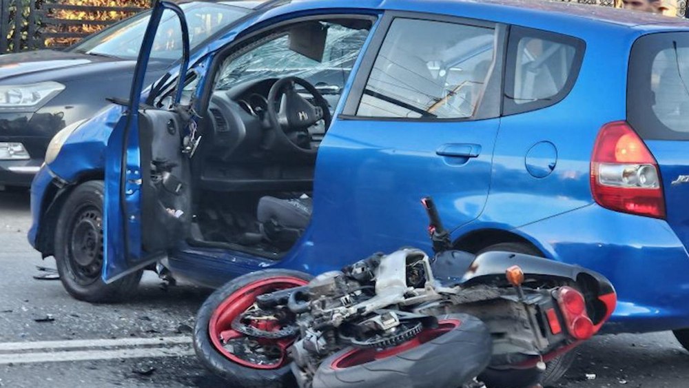 Un motociclist de 18 ani a decedat după ce a fost lovit de o mașină care nu i-a acordat prioritate
