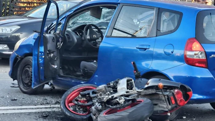 Motociclistul s-a izbit de mașina care nu i-a dat prioritate/ FOTO: Observator News