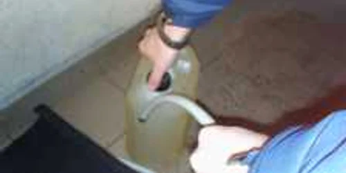 Benzina furată urma să fie vândută la jumătate de preţ