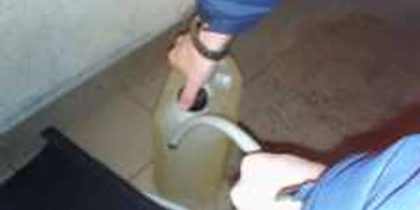 Benzina furată urma să fie vândută la jumătate de preţ