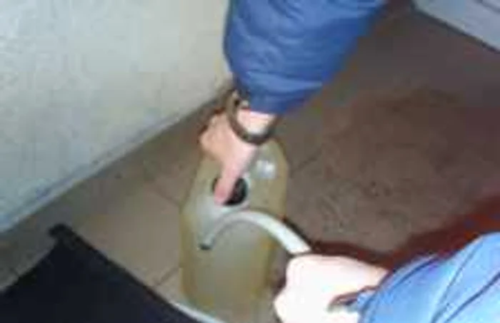 Benzina furată urma să fie vândută la jumătate de preţ