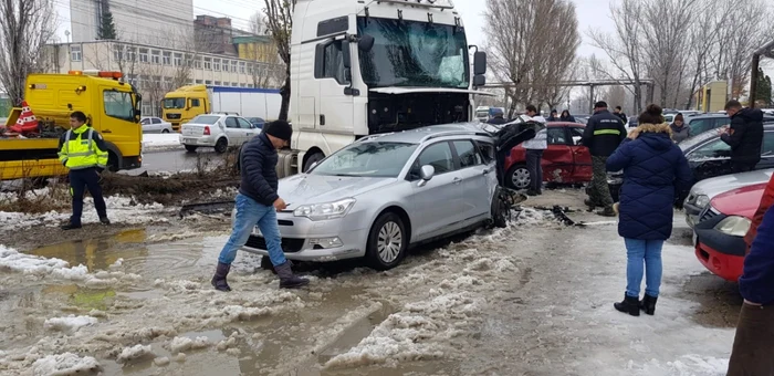 TIR-ul scăpat de sub control a făcut prăpăd în Iaşi FOTO Ziarul de Iaşi