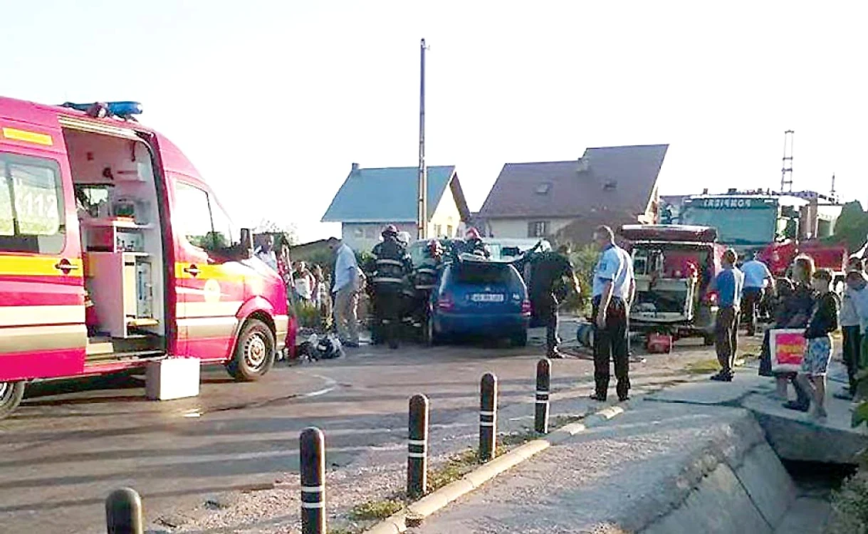 
    Doi oameni au murit şi  alţi 10 au fost răniţi în  accidentul de la MioveniFoto: FB Coffee Thomsit‎Info Trafic Pitesti  