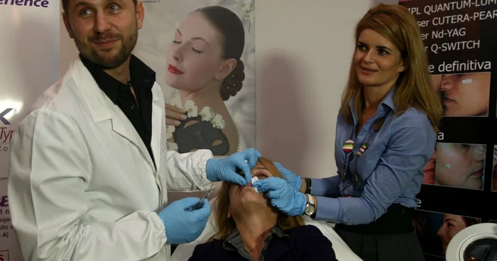 Doctorul Călin Doboş, efectuând un tratament cu toxină botulinică. Foto: Adevărul/arhivă