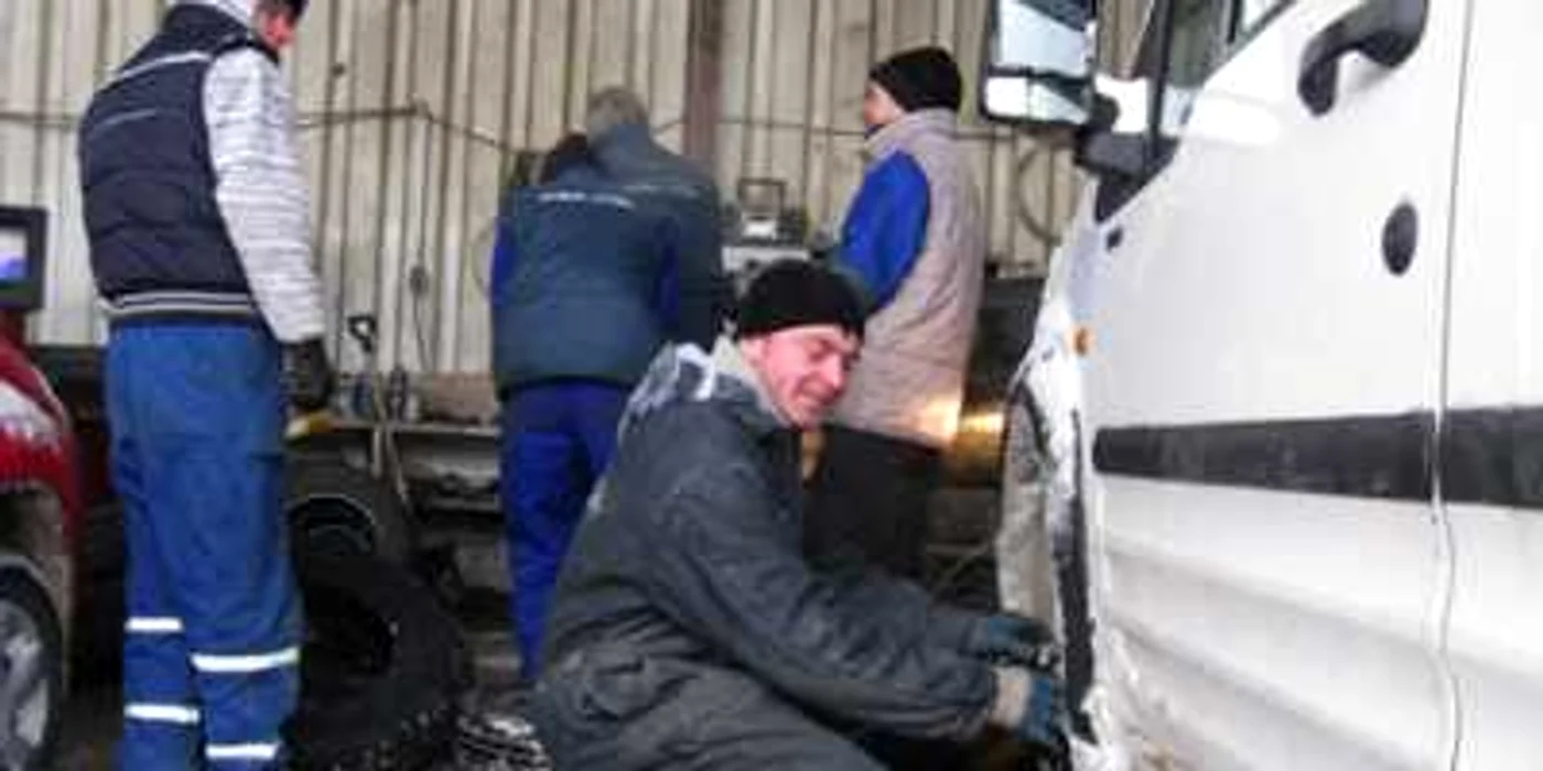 Angajaţii de la vulcanizări fac cu greu faţă numărului mare de solicitări