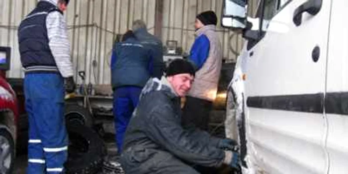 Angajaţii de la vulcanizări fac cu greu faţă numărului mare de solicitări