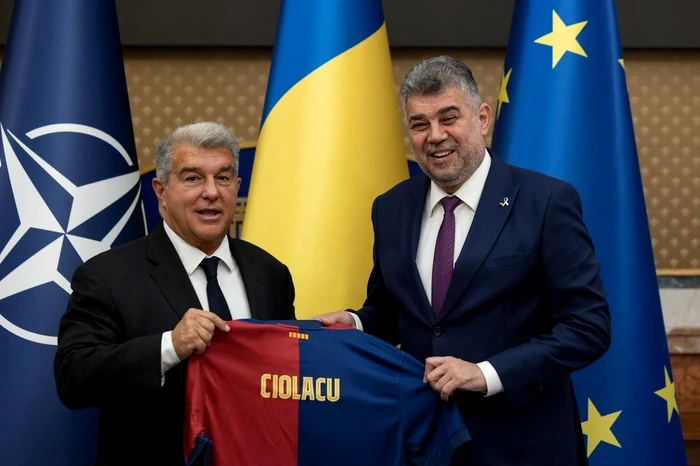 Premierul a primit un tricou al Barcelonei, inscripţionat cu numele său. Foto Facebook