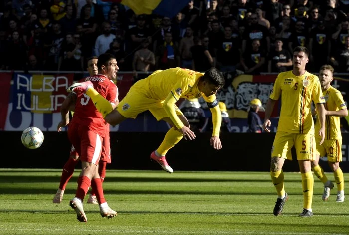 Căpitanul naționalei Romaniei, Săpunaru, s-a apărat eroic contra SerbieiFOTO: Mediafax