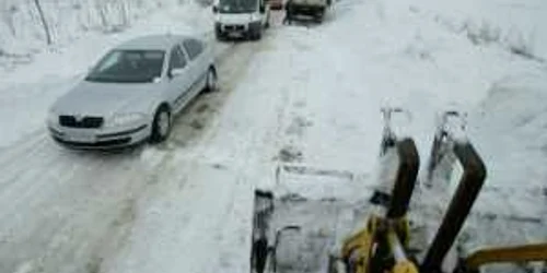 Maşinile s-au strecurat cu dificultate printre nămeţi pe drumul Craiova-Segarcea