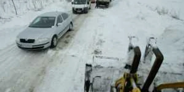 Maşinile s-au strecurat cu dificultate printre nămeţi pe drumul Craiova-Segarcea