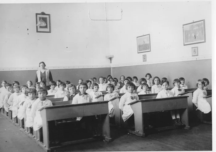 Sala de curs la scoala primară de fete nr.24 din Sos. Viilor, 1931-1932 Biroul foto al PMB-(MMB)
