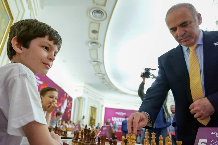 Micul șahist-minune Vladimir Sofronie l-a pus în încurcătură pe legendarul Garry Kasparov. Reacția haioasă a marelui campion