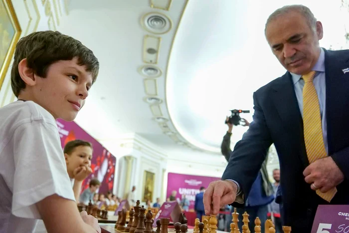 Speranța României, Vladimir Sofronie, alături de marele Garry Kasparov FOTO Claudia Sofronie