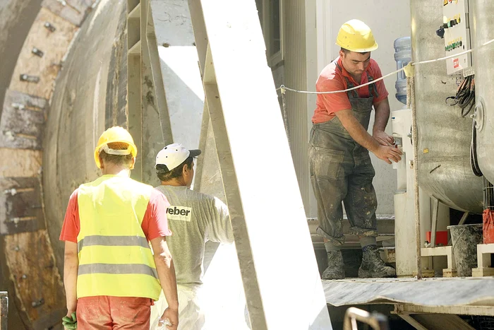 În subteran, muncitorii beau apă cu paharul, nu cu sticla. Lor le ajunge un litru într-o zi de muncă