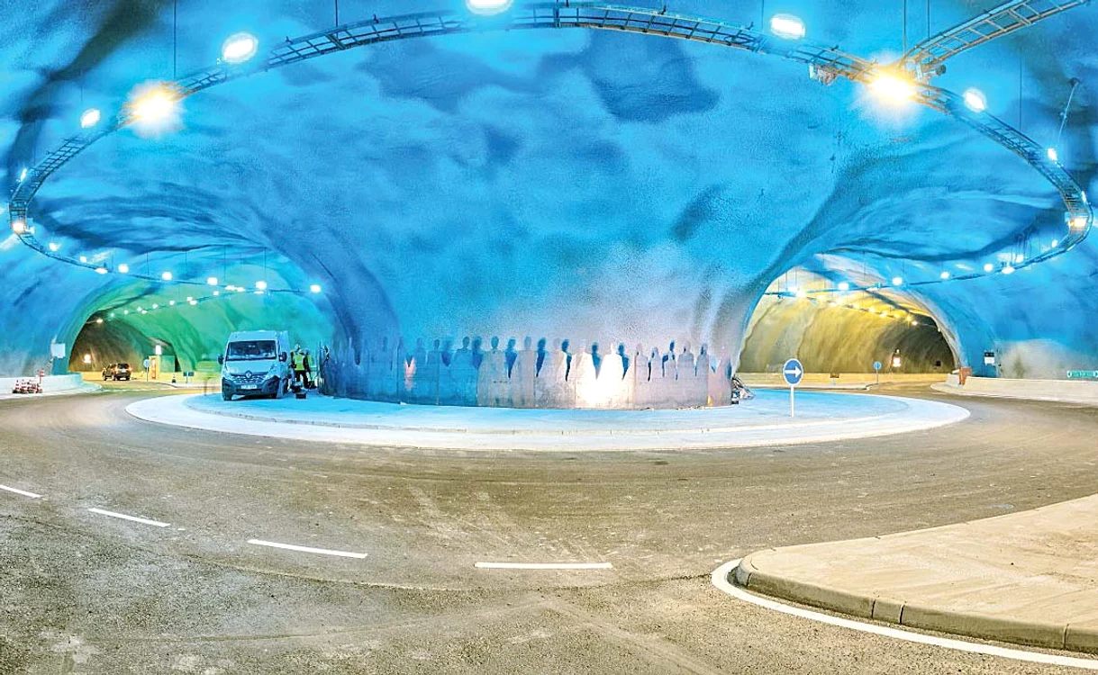 
    Tunelul subacvatic se află  la 187 de metri adâncime  sub nivelul mării  