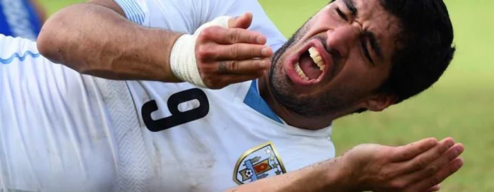 Pe Suarez l-au durut dinţiii de cât de tare a putut să-l muşte pe Chiellini FOTO fifa.com