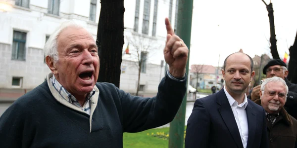 Ioan Holender s-a întâlnit cu mai mulţi cunoscuţi  în faţa Filarmonicii Banatul