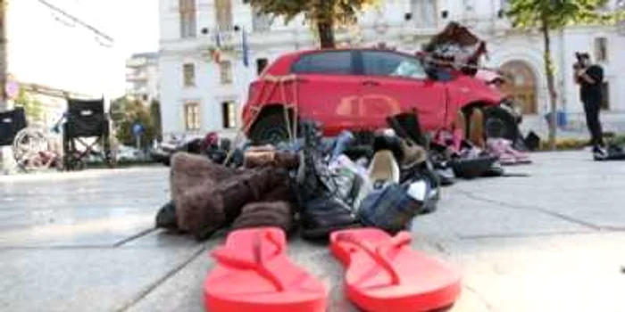 Galaţi: Poliţia Rutieră a făcut piramidă de pantofi în faţa Prefecturii