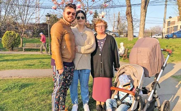 
    Cristina Spătar e ajutată de  Elena, mama fostului ei soţ  