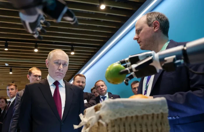 A doua variantă a robotului umanoid s-a prezentat lui Putin: „Eu sunt Green!”