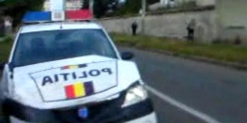 Maşina de poliţie a fost avariată