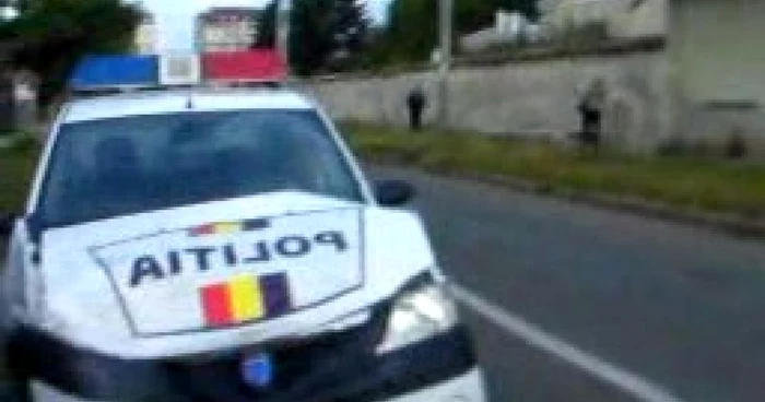 Maşina de poliţie a fost avariată