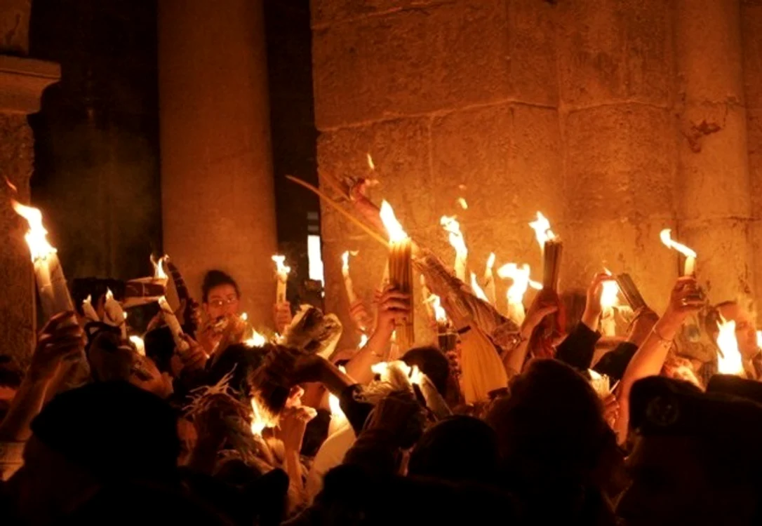 Sfânta Lumină de Paşte va ajunge în ţară la ora 19.00