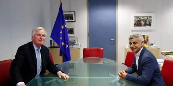 Sadiq Khan (dreapta) discutand cu Michel Barnier FOTO EPA-EFE