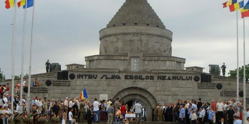 Printre eroii care îşi dorm somnul de veci aici se numără generalul Eremia Grigorescu şi maiorul Grigore Ignat . 