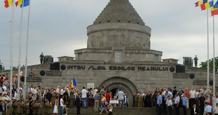 Printre eroii care îşi dorm somnul de veci aici se numără generalul Eremia Grigorescu şi maiorul Grigore Ignat .