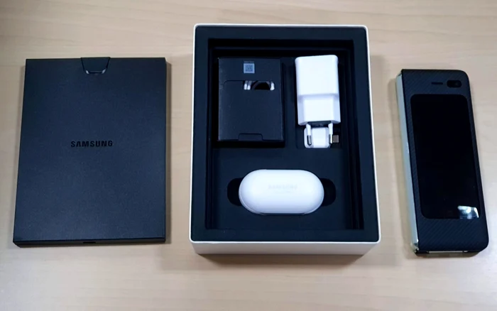 Samsung Galaxy Fold Galaxy Buds husa de protecţie FOTO Adrian Pogîngeanu