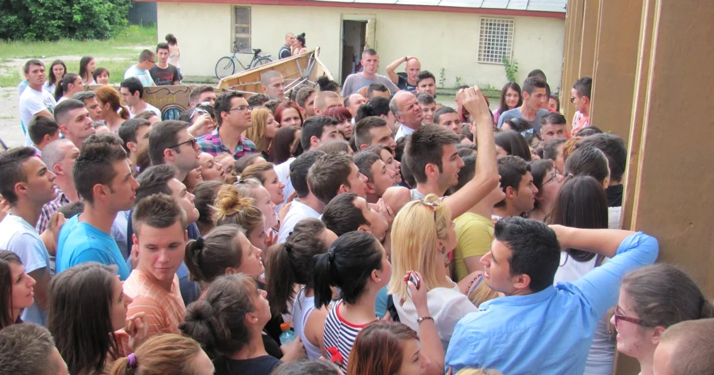 Elevii au aşteptat cu sufletul la gură afişarea rezultatelor foto: Claudiu Dumitrache