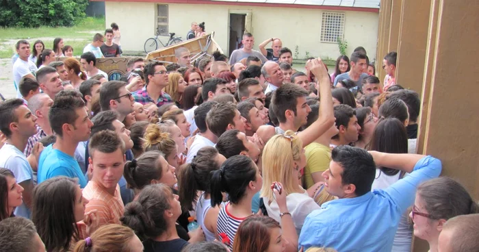 Elevii au aşteptat cu sufletul la gură afişarea rezultatelor foto: Claudiu Dumitrache