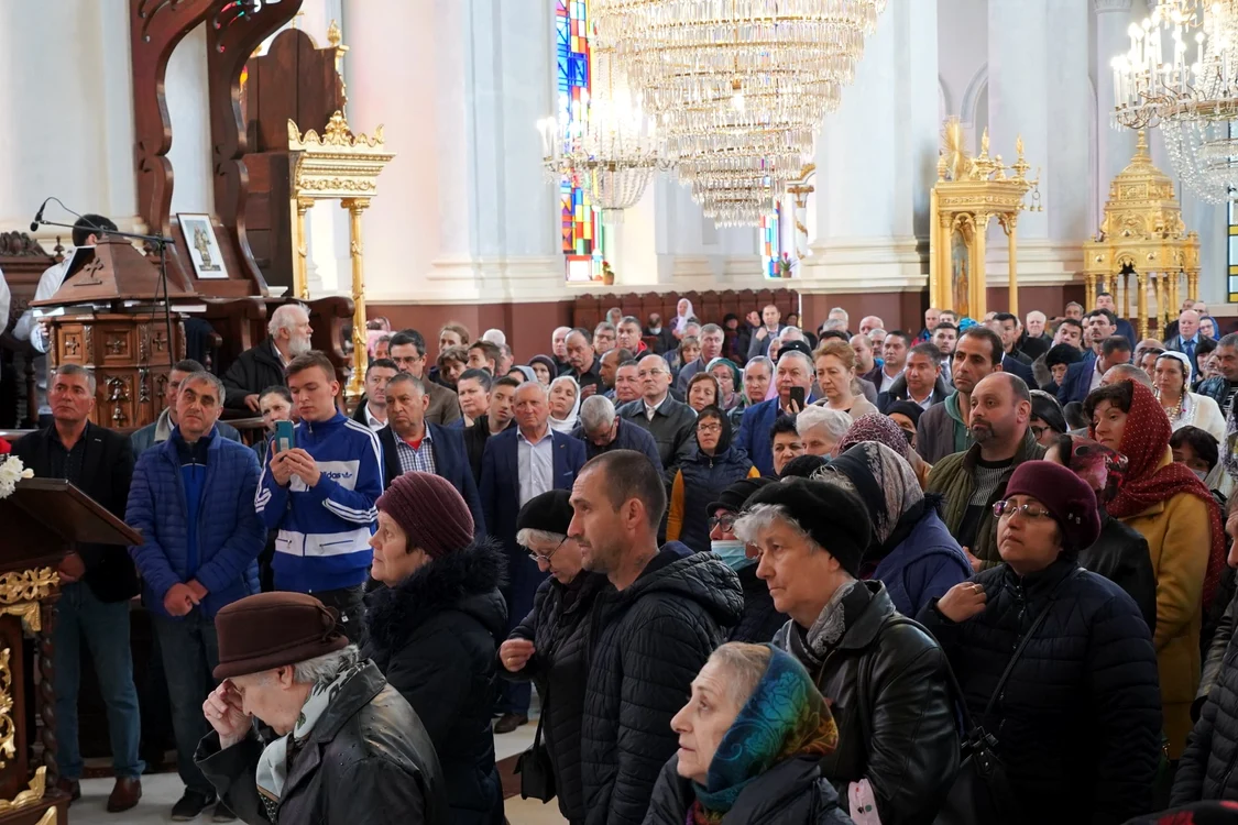 Sute de credincioși sunt așteptați să se închine celor trei daruri sfinte. Sursa foto: arhivă
