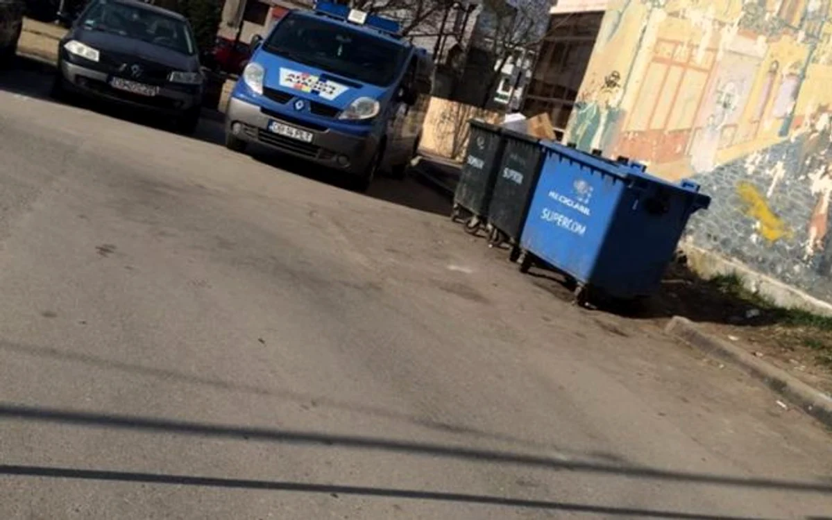 Omul își face siesta într-o parcare liniștită