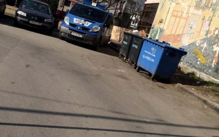 Omul își face siesta într-o parcare liniștită