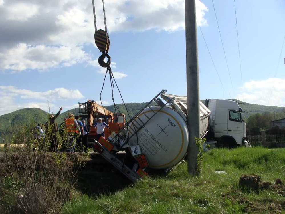 Un polonez a adormit la volan si a rasturnat cisterna incarcata cu aditivi pentru motorina