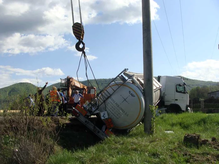 Un polonez a adormit la volan si a rasturnat cisterna incarcata cu aditivi pentru motorina