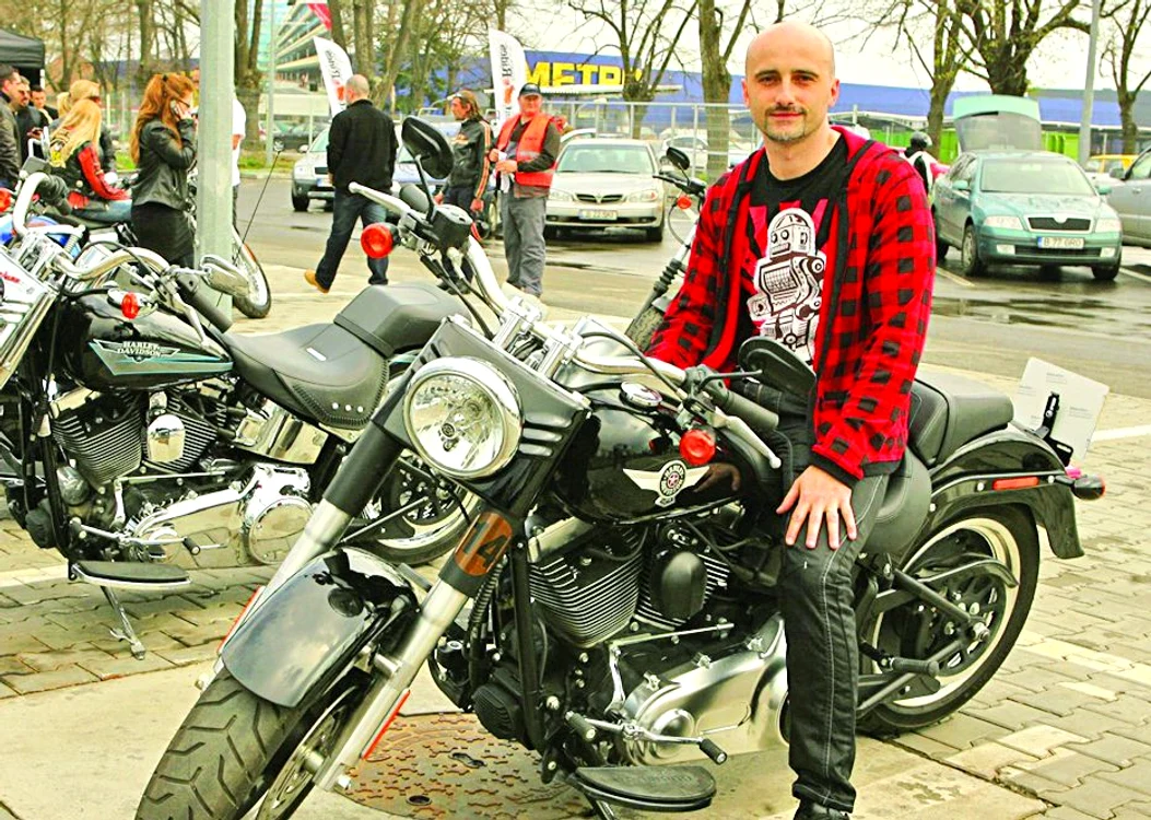 Călin Goia este un romantic  incurabil. Atât melodiile cât  şi motorul său Harley  Davidson îl dau de gol.