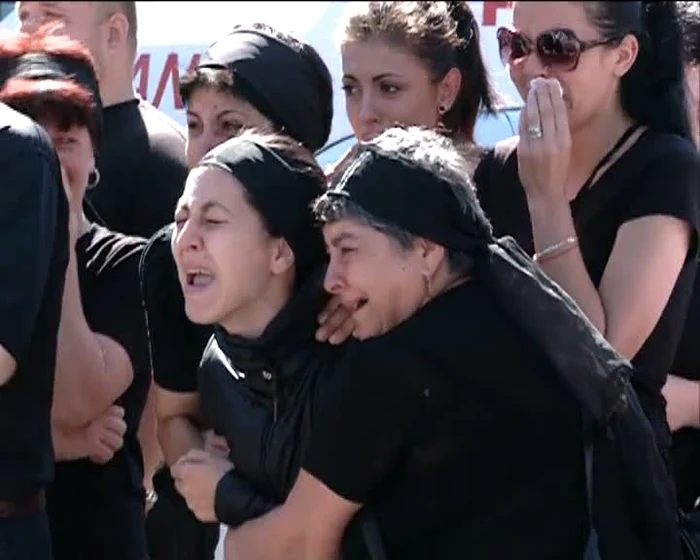 Femeia a plâns încontinuu