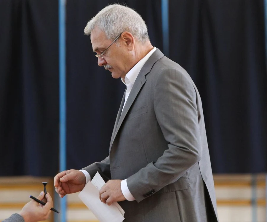 
    Liviu Dragnea a păţit-o în secţia de votarefoto: George Călin/Inquam Photos   
