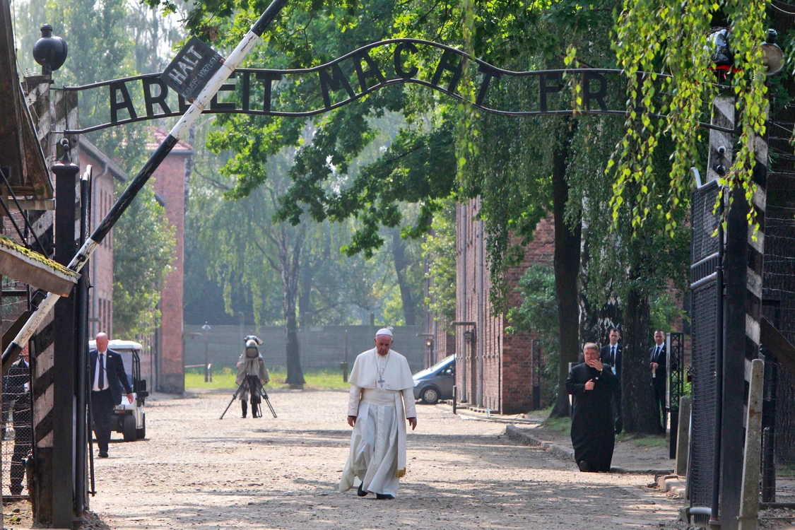 
    Mesajul lăsat de Papa Francis la AuschwitzSursă: AP  