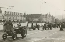 Demonstrația oamenilor muncii la Brașov, cu ocazia zilei de 1 Mai 1967 (© „Fototeca online a comunismului românesc”, cota: 186/1967)