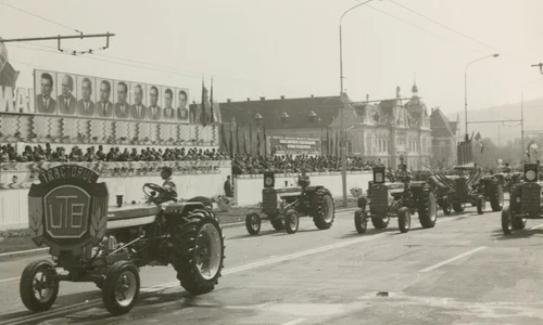 Demonstrația oamenilor muncii la Brașov, cu ocazia zilei de 1 Mai 1967 (© „Fototeca online a comunismului românesc”, cota: 186/1967)